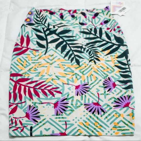 SALE LuLaRoe - Size S Cassie Skirt - Picture 1 of 3